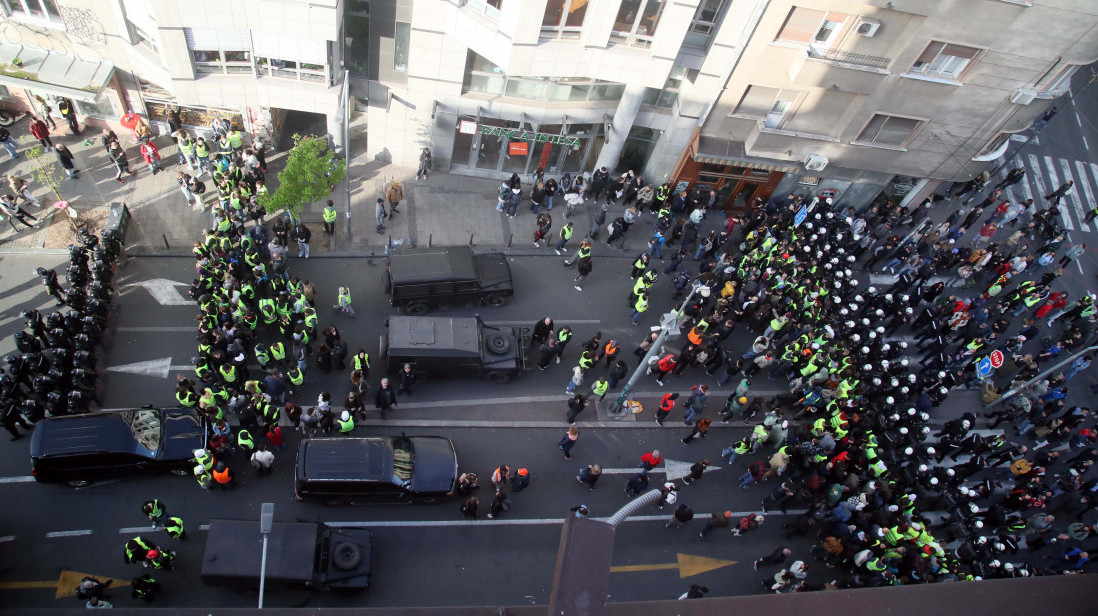 Nastavlja se blokada zgrade RTS-a u Takovskoj i na Košutnjaku, jedan policajac povređen
