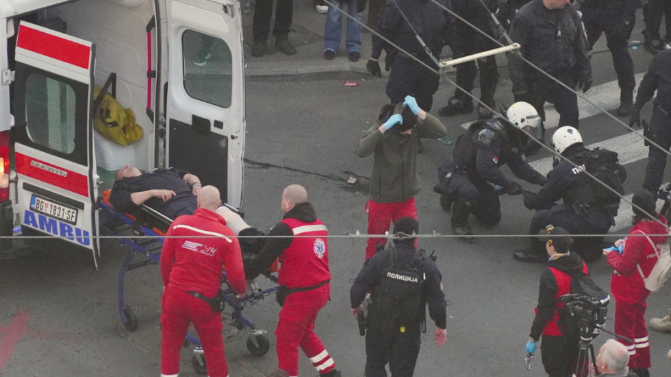 MUP: Grupa građana koja blokira RTS blokirala vozila policije, jedan policajac povređen