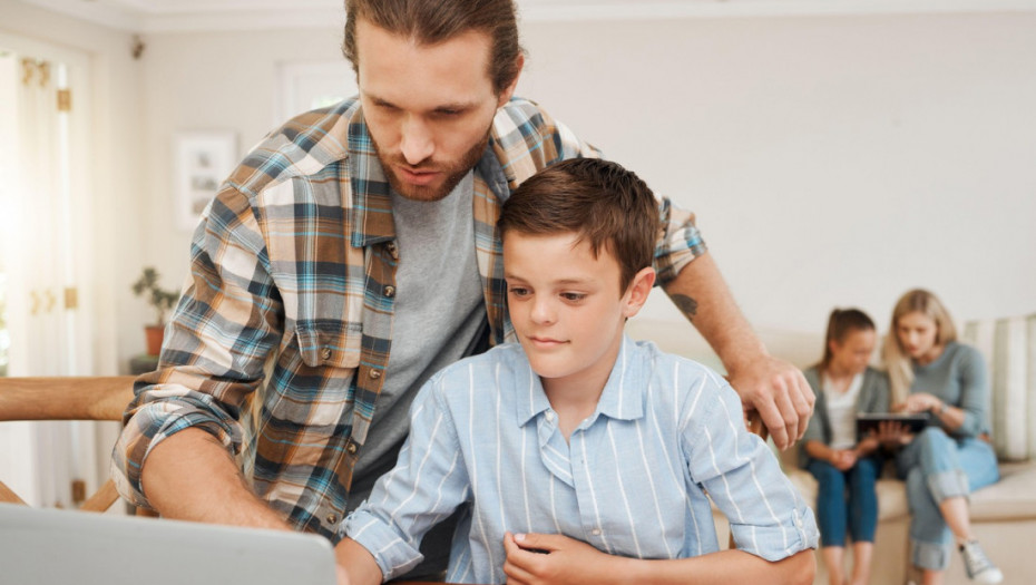 Veštačka inteligencija kao igračka i učitelj: Da li AI podstiče kreativnost ili stvara zavisnost?