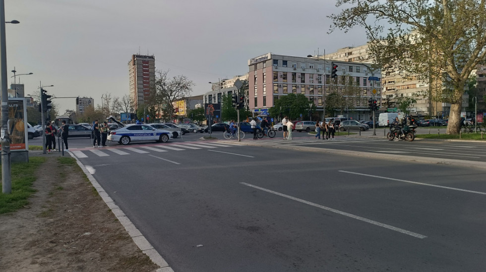 Obustavljen saobraćaj na Mostu slobode u Novom Sadu zbog uklanjanja stuba ulične rasvete
