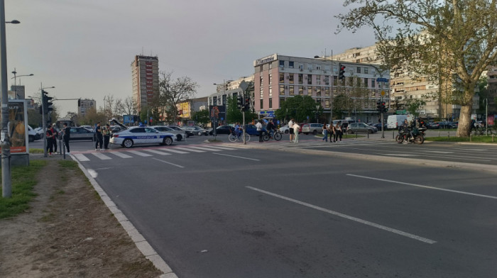 Obustavljen saobraćaj na Mostu slobode u Novom Sadu zbog uklanjanja stuba ulične rasvete