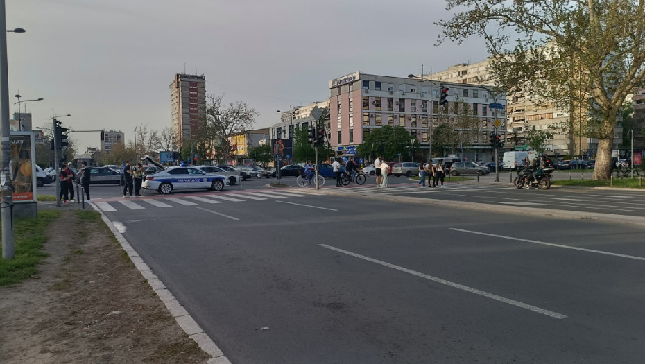 Obustavljen saobraćaj na Mostu slobode u Novom Sadu zbog uklanjanja stuba ulične rasvete