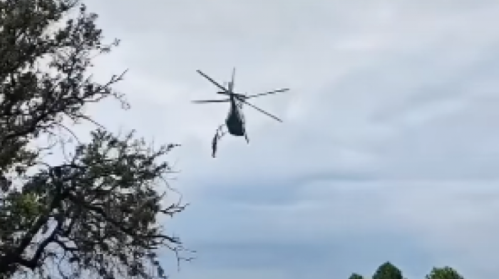 Haos na svadbi pevača: Frustrirani Kenijac se okačio za helikopter kao u filmovima (VIDEO)