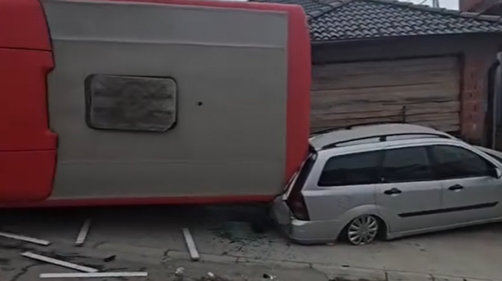 Saobraćajna nesreća u Aleksincu: Autobus sleteo sa puta i udario u parkirane automobile (VIDEO)