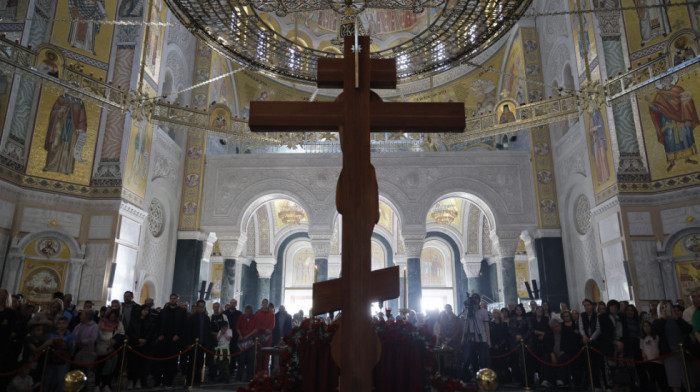 "Voskresenja ne biva bez smrti": Patrijarh Porfirije služio večernju sa iznošenjem plaštanice u Pećkoj patrijaršiji