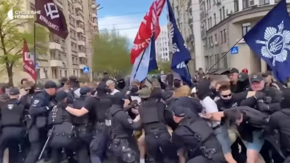 "Sunčani zeka" izazvao nerede: Sukob policije sa krajnjim desničarima na LGBTQ+ filmskom festivalu u Kijevu