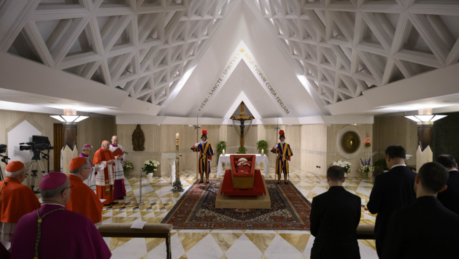 Argentina i Brazil proglasili sedam dana žalosti zbog papine smrti, Vatikan objavio prve fotografije otvorenog kovčega