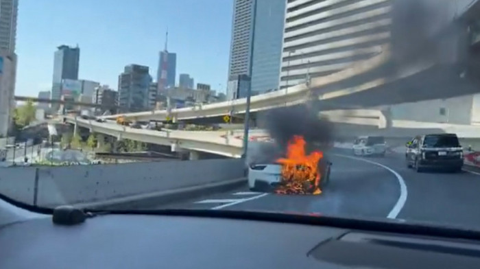 Štedeo za "ferari" 10 godina i izgubio ga za sat vremena: Mladi producent gledao kako mu gori auto iz snova (VIDEO)