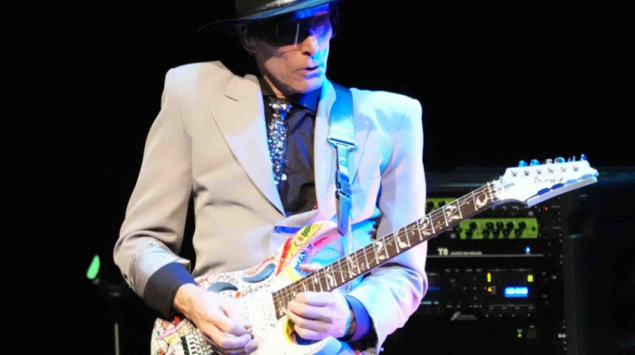 "Vai s' Tinu": Legendarni gitarista Stiv Vai čestitao Uskrs fanovima i podelio svoje iskustvo iz Srbije