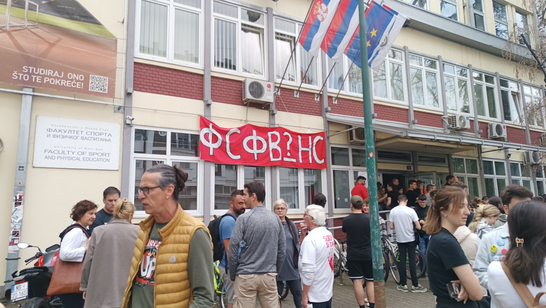 Dekan DIF-a u Novom Sadu ušao na taj fakultet, čiju zgradu studenti u blokadi blokiraju od 22. aprila