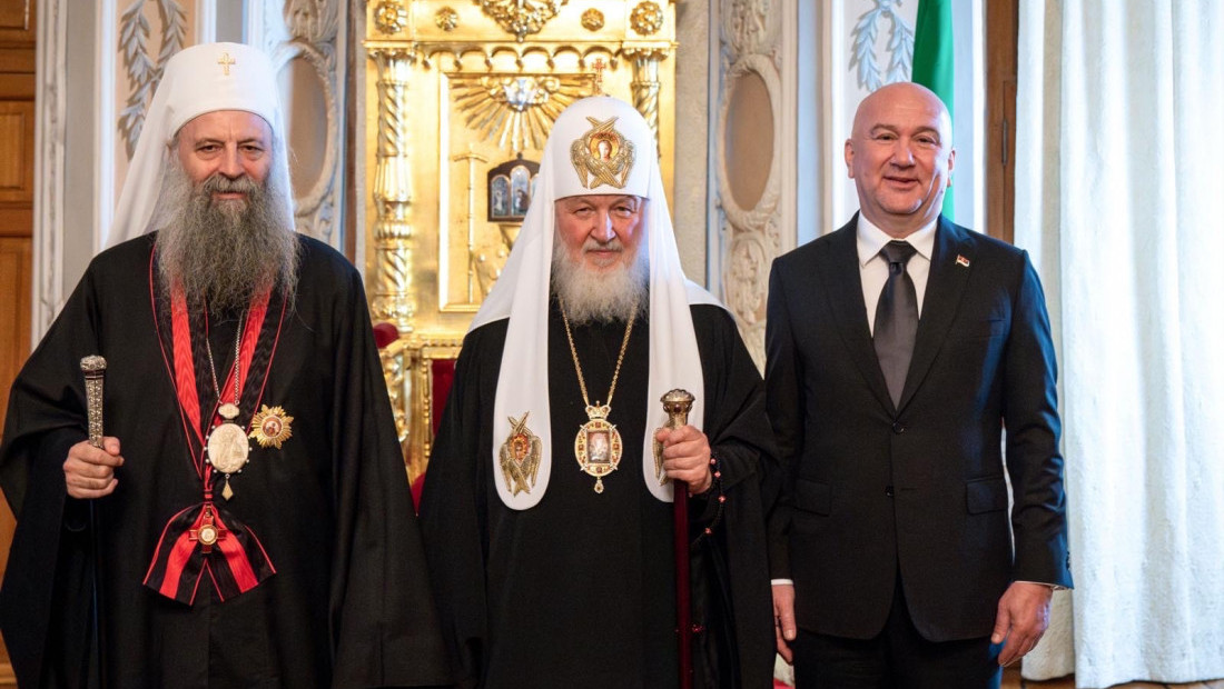 Patrijarhu Porfiriju uručen počasni doktorat, liturgiji kod Moskve prisustvovao ministar Popović