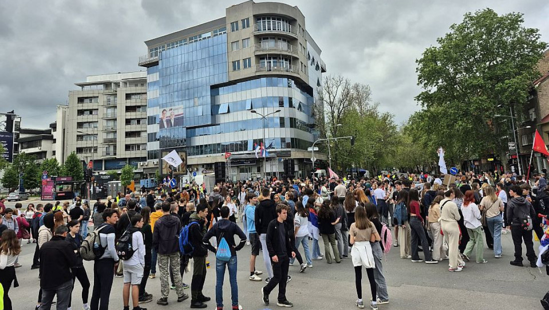 U Novom Sadu protest grupe srednjoškolaca, blokirana raskrsnica kod Futoške pijace