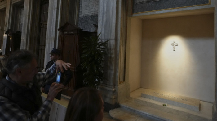 Vernici od jutros u redovima čekaju da posete grob pape Franje