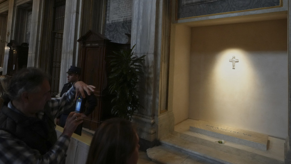 Vernici od jutros u redovima čekaju da posete grob pape Franje