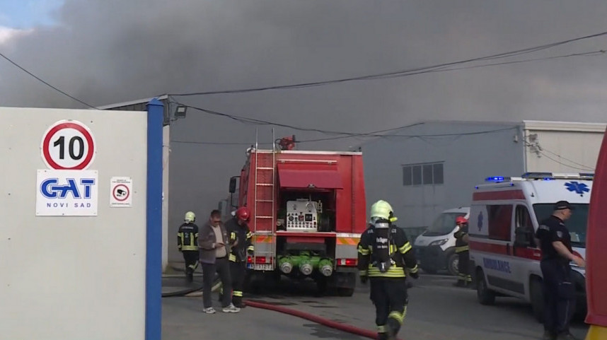 Gori magacin u naselju Klisa na Temerinskom putu, na terenu 20 vatrogasaca i kola Hitne pomoći (VIDEO)