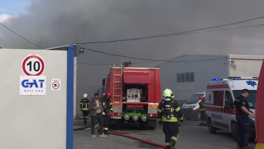 Gori magacin u naselju Klisa na Temerinskom putu, na terenu 20 vatrogasaca i kola Hitne pomoći (VIDEO)