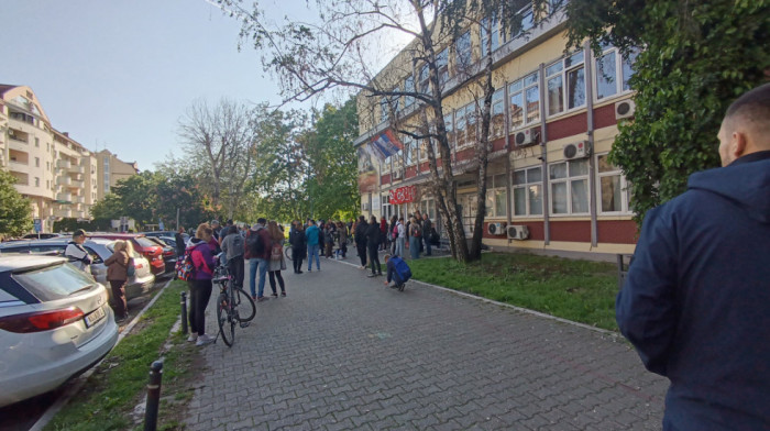 Dekan Patrik Drid ušao na DIF u Novom Sadu, policija ispred zgrade fakulteta