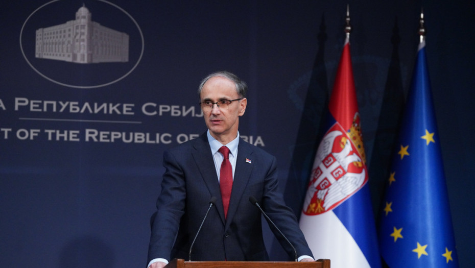 Premijer Macut osudio vandalski čin u Novom Sadu