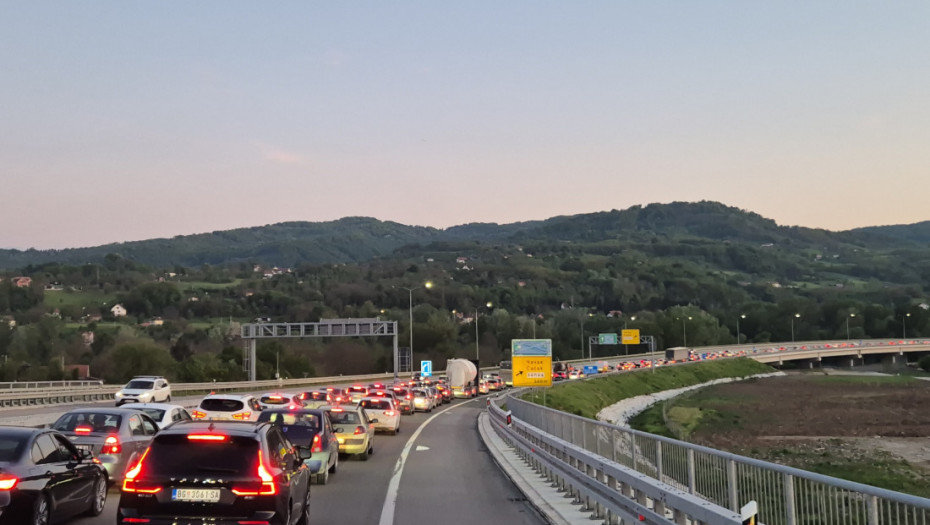 Gužva na auto-putu "Miloš Veliki", na naplatnoj rampi Pakovraće kolona duža od dva kilometra