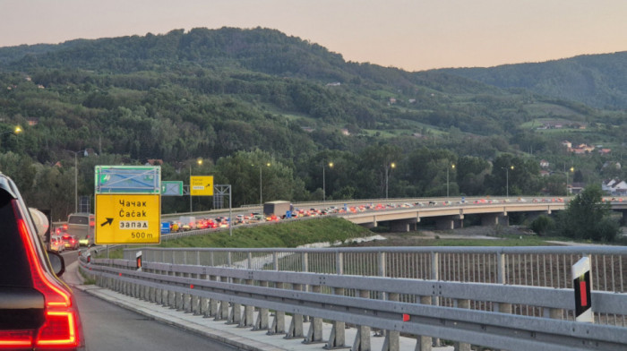 Zbog magle i vlažnih kolovoza vozačima se savetuje opreznija vožnja