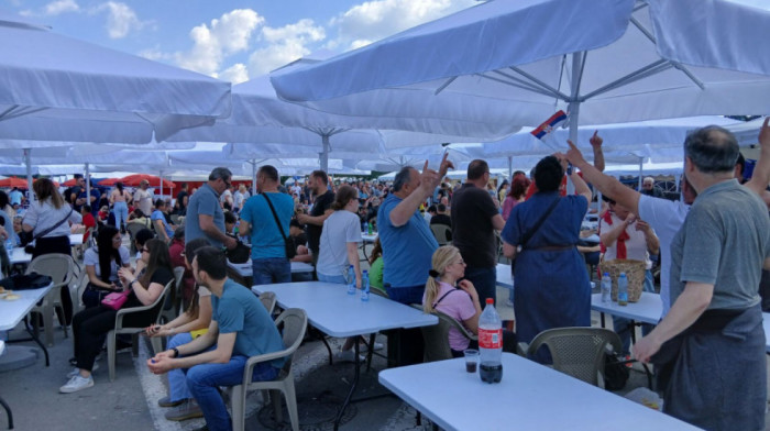 Prvi maj se slavio i ispred Skupštine Srbije (FOTO, VIDEO)