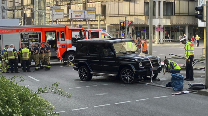 Džip pokosoio ženu sa kolicima: Više osoba povređeno u Štutgartu nakon što je automobil udario u grupu pešaka