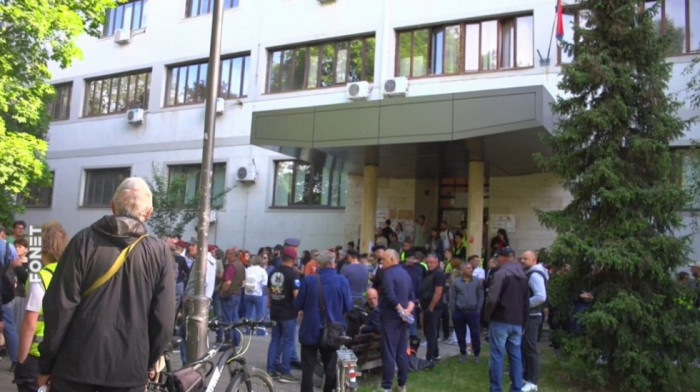 Studenti se okupili ispred Medicinskog fakulteta u Nišu: Protest zbog dopisa da se napusti fakultet, dekan sve negira