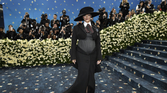 Svečanost Met Gala održana u Njujorku: Rijana na crvenom tepihu otkrila svoju treću trudnoću