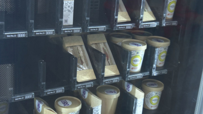 Bez čipsa i grickalica: Učenici jedne beogradske škole sada za užinu biraju voćne salate i tortilje iz pametnog aparata