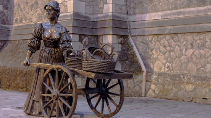 Vlast u Dablinu naredila turistima da ne dodiruju grudi statue Moli Maloun