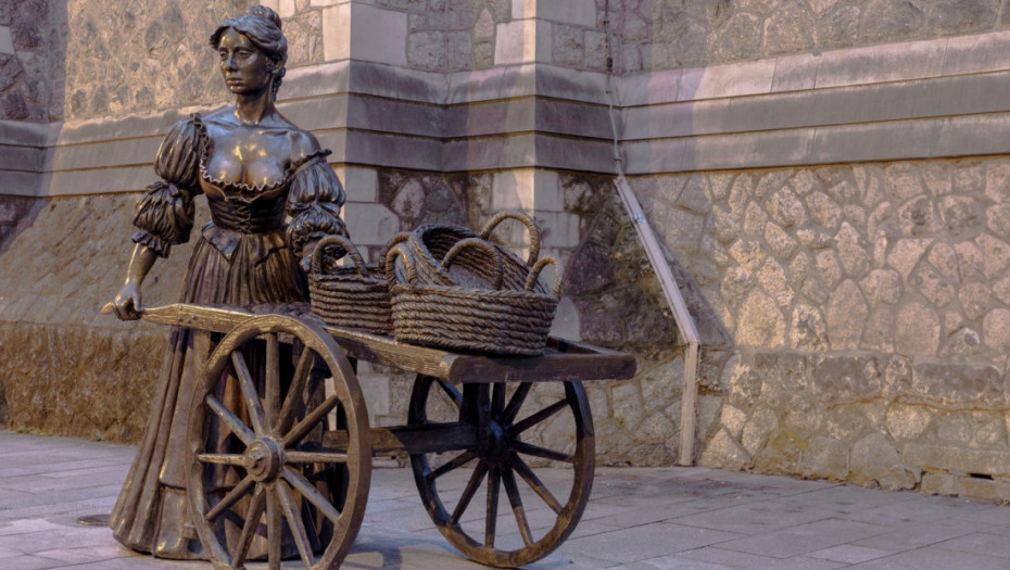 Vlast u Dablinu naredila turistima da ne dodiruju grudi statue Moli Maloun