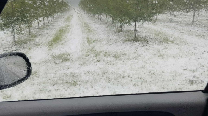 Jako olujno nevreme zahvatilo delove Šumadije, Topolu, Aranđelovac i Raču: "Sve je belo kao da je pao sneg"
