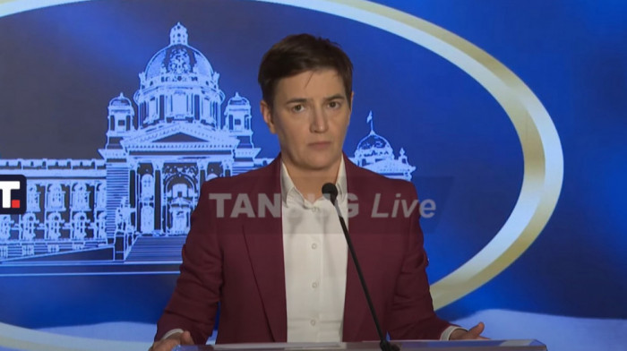 Brnabić: Pri ulasku u blokirani SKC posetioci morali da obrišu noge zastavom Srbije