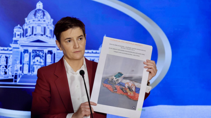 Brnabić: Pri ulasku u blokirani SKC posetioci morali da obrišu noge zastavom Srbije