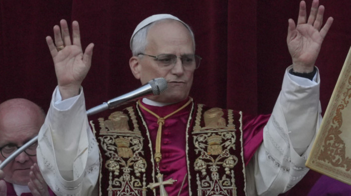 Papa  Lav XIV nosio krst sa kostima četvoro svetaca, ima bogato simboličko značenje