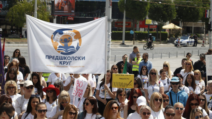 U centru Beograda protest zaposlenih u predškolskim ustanovama i studenata u blokadi