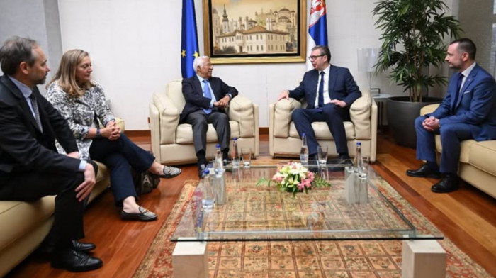 Vučić dočekao Koštu na aerodromu:  Srbija opredeljena za nastavak Evropskog puta