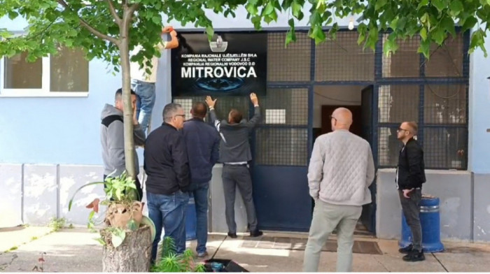 Kosovska policija upala u vodovod na severu Kosovske Mitrovice, na ulaz postavili novu tablu