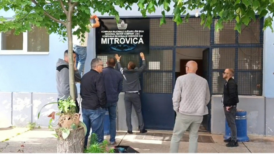 Kosovska policija upala u vodovod na severu Kosovske Mitrovice, na ulaz postavili novu tablu