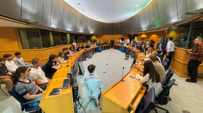 Studenti maratonci u Briselu razgovarali sa poslanicima političkih grupa u EP, odali poštu stradalima u Novom Sadu