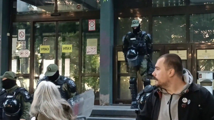 Novosadski Studenti u blokadi i opozicija blokirali sud, ne dozvoljavaju ulaz zaposlenima