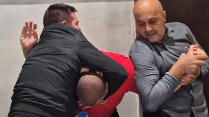 Incident u kraljevačkoj skupštini: Opozicioni odbornici se sukobili sa obezbeđenjem (VIDEO)