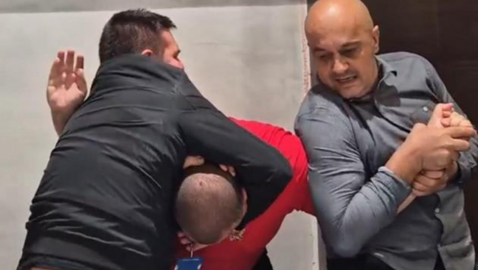 Incident u kraljevačkoj skupštini: Opozicioni odbornici se sukobili sa obezbeđenjem (VIDEO)