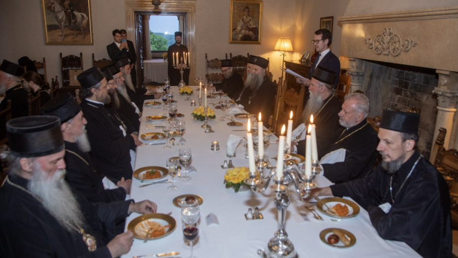 Princ Filip priredio večeru za Patrijarha i arhijereje SPC