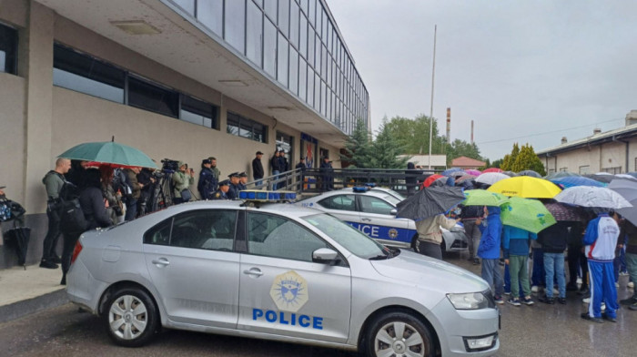 Protest roditelja i dece u severnom delu Kosovske Mitrovice zbog zbog nasilnog upada Kosovske policije u sportsku halu