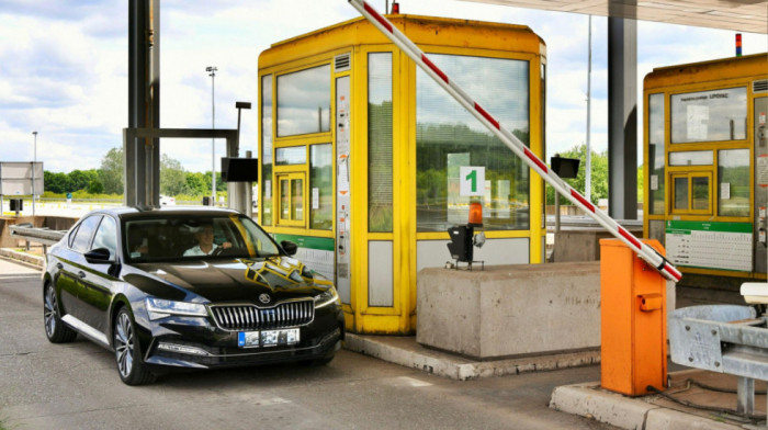 Sneg samo na nekim putevima, prilazi graničnim prelazima i zimskim centrima prohodni