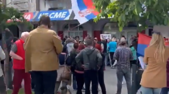 Aktivisti SNS napadnuti u Novom Sadu: Provocirali ih i gađali jajima ispred prostorija stranke