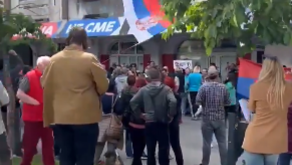 Aktivisti SNS napadnuti u Novom Sadu: Provocirali ih i gađali jajima ispred prostorija stranke