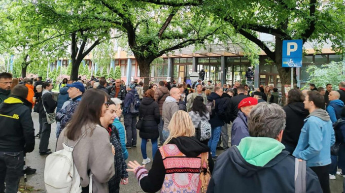 Studenti u blokadi i opozicija i jutros blokiraju zgradu suda u Novom Sadu
