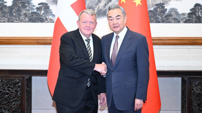 Šef kineske diplomatije Vang Ji: Peking poštuje suverenitet Danske na Grenlandu